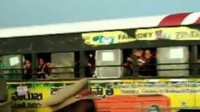 என்கவுண்ட்டரில் 4 பேர் கொல்லப்பட்ட விவகாரம் !! கொண்டாடித் தீர்த்த தெலங்கானா மாணவிகள் !!