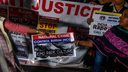 এনকাউন্টারের জন্য পুলিশকে ধন্যবাদ, আমার ক্ষতে মলম পড়ল বললেন নির্ভয়ার মা