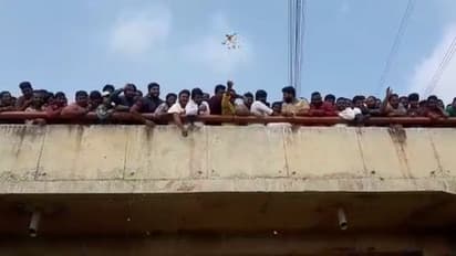 हैदराबाद एनकाउंटर: न्याय की भूखी जनता ने पुलिस पर बरसाए फूल, कुछ ऐसे मनाया जा रहा जश्न-PHOTOS