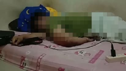 कमरे में फोन चार्ज करते हुए गेम खेल रहा था शख्स, खाने के लिए बुलाने गई मां की निकल पड़ी चीख