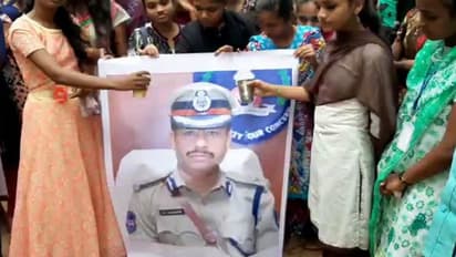 హీరో సజ్జనార్ ఫోటోకు క్షీరాభిషేకం...బెజవాడలో డ్యాన్సులు (photo gallery)