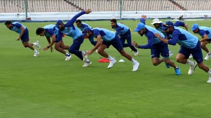 হায়দরাবাদে টস জিতে বোলিংয়ের সিদ্ধান্ত বিরাটের, প্রথম একাদশে নেই মহম্মদ সামি