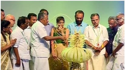 ചലച്ചിത്ര മേളയ്ക്ക് തിരിതെളിഞ്ഞു; ഐഎഫ്എഫ്കെ വ്യക്തമായ രാഷ്ട്രീയ നിലപാട് പ്രഖ്യപിക്കുന്ന മേളയെന്ന് മുഖ്യമന്ത്രി