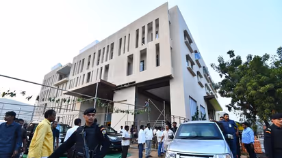 జగన్‌పై పట్టాభి వ్యాఖ్యలు.. టీడీపీ హెడ్ ఆఫీస్‌పై వైసీపీ శ్రేణుల దాడి, మంగళగిరికి బయల్దేరిన చంద్రబాబు