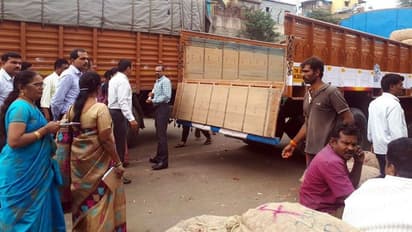 ಬೆಂಗಳೂರು: ಈರುಳ್ಳಿಗೆ ಚಿನ್ನದ ಬೆಲೆ, ಗೋಡೌನ್ ಮೇಲೆ ಲೋಕಾಯುಕ್ತ ದಾಳಿ