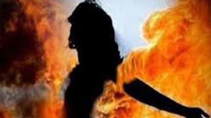 5 மாத கர்ப்பிணி பெண் தீக்குளித்து தற்கொலை..! செல்போனில் படம் பிடித்து உயிர்விட்ட பரிதாபம்..!