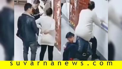 ನಿಂತು ನಿಂತು ಸುಸ್ತಾದ ಗರ್ಭಿಣಿ ಪತ್ನಿ: ತಾನೇ 'ಕುರ್ಚಿ'ಯಾಗಿ ಆಸರೆಯಾದ ಗಂಡ!