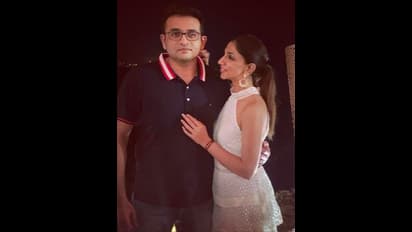 8 ஆம் ஆண்டு திருமண நாளில் கணவருடன் எடுத்துக்கொண்ட நெருக்கமான 8 புகைப்படங்களை வெளியிட்ட தொகுப்பாளினி பாவனா..!