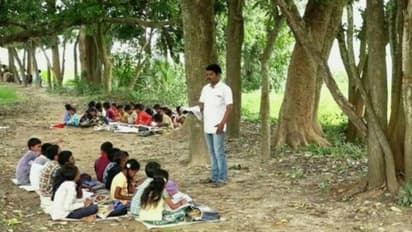 ಕಾರಟಗಿ: ನಿರ್ಮಾಣವಾಗದ ಕಟ್ಟಡ, ಮರದ ನೆರಳಿನಲ್ಲಿಯೇ ಮಕ್ಕಳಿಗೆ ಪಾಠ!