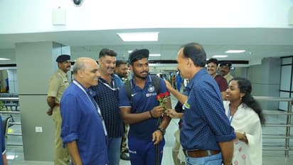 ಸಂಜುಗೆ ಅದ್ಧೂರಿ ಸ್ವಾಗತ; ಫ್ಯಾನ್ಸ್ ಅಭಿಮಾನ ಕಂಡು ದಂಗಾದ ಟೀಂ ಇಂಡಿಯಾ!