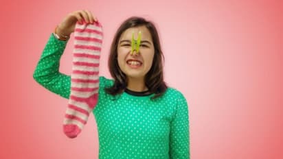 দুর্গন্ধের ভয়ে জুতো পড়তে ভয় পাচ্ছেন, জেনে নিন সমাধানের উপায়