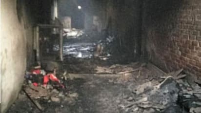 ভয়াবহ, দিল্লির অগ্নিকাণ্ডে শোকাহত মোদী থেকে কেজরিওয়াল, তদন্তের নির্দেশ ইমরান-এর