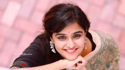 கொழு கொழு... நடிகை ரம்யா நம்பீசன் வித விதமான சேலையில் ரணகளம் செய்யும் லேட்டஸ்ட் போட்டோ கேலரி...!