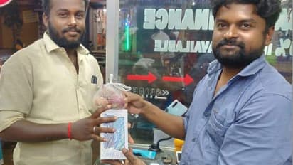 ಇಲ್ಲಿ ಮೊಬೈಲ್ ಖರೀದಿಸಿದ್ರೆ 1KG ಈರುಳ್ಳಿ ಉಚಿತ!: ಮುಗಿಬಿದ್ದ ಗ್ರಾಹಕರು!