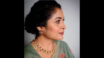 வயசானாலும் அழகும்... ஸ்டைலும் கொஞ்சம் கூட குறையாத ரம்யா கிருஷ்ணன்...! பளபளக்கும் லேட்டஸ்ட் போட்டோ ஷூட்..!