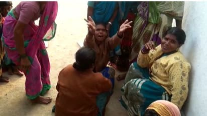 हैदराबाद एनकाउंटर के बाद लोट-लोटकर रो रही थीं आरोपियों की माएं, वायरल हुईं तस्वीरें