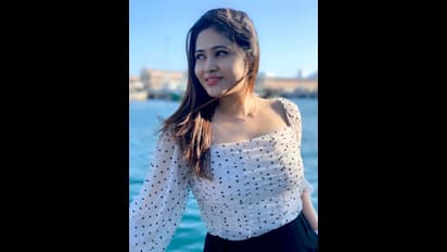 இணையதளத்தை கலக்கும் அட்லீ - ப்ரியாவின் கியூட் ஸ்டில்ஸ்..!