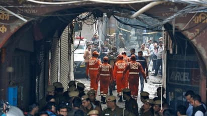 দিল্লির অগ্নিকাণ্ডে খোঁজ মিলল বাড়ির মালিকের, কী করল পুলিশ