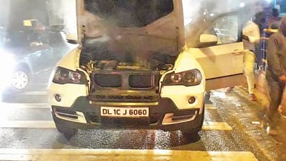 ಆಕಸ್ಮಿಕ ಬೆಂಕಿ: ಚಲಿಸುತ್ತಿದ್ದ ಬಿಎಂಡಬ್ಲ್ಯೂ ಕಾರು ಭಸ್ಮ