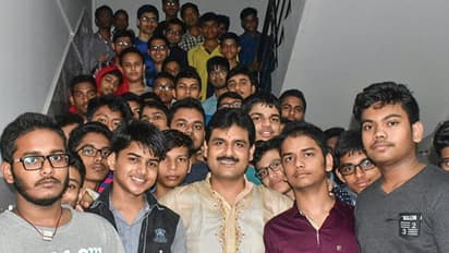 गरीबी के कारण छोड़नी पड़ी थी डॉक्टरी की पढ़ाई, अब गरीब बच्चों को मुफ्त में देते हैं कोचिंग