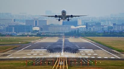 বিমানবন্দরে এবার লেভেল ক্রসিং, যাত্রী নিরাপত্তায় নয়া চমক