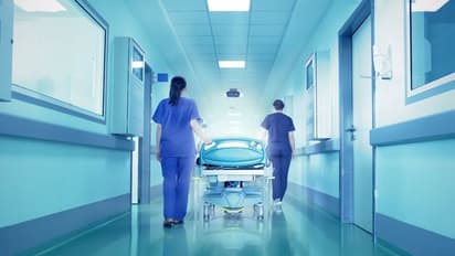 திடீர் வலிப்பு... வாயில் இருந்து கொட்டிய ரத்தம்...! 21 வயது பாடகர் விமான நிலையத்தில் திடீர் மரணம்..!