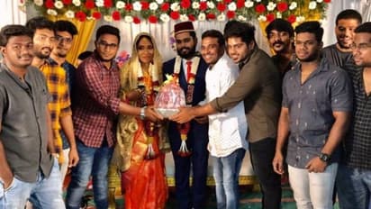 വിലമതിക്കാനാവാത്ത സമ്മാനം; ചങ്കിന്‍റെ കല്യാണത്തിന് ഉള്ളിക്കൊട്ട നല്‍കി കൂട്ടുകാര്‍