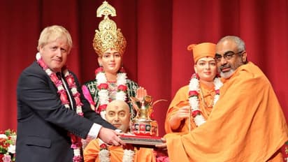 गर्लफ्रेंड के साथ मंदिर पहुंचे ब्रिटिश पीएम, कहा, हम मोदी के न्यू इंडिया के संकल्प के साथ