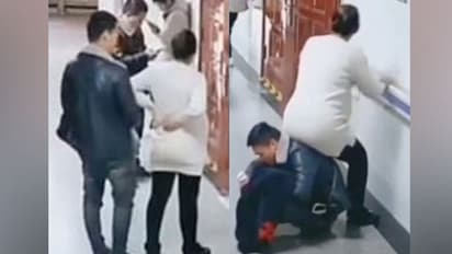 மனைவிக்காக பொதுவெளியில் கணவர் செய்த காரியம்..! ட்ரெண்டாகும் வைரல் புகைப்படம்..!