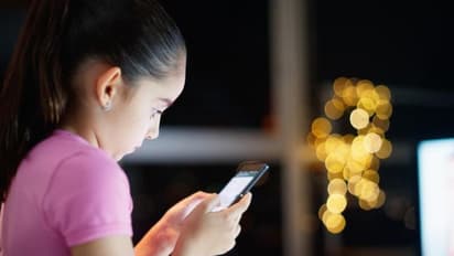 കുട്ടികളിലെ മൊബെെൽ ഫോൺ ഉപയോ​ഗം; രക്ഷിതാക്കൾ ശ്രദ്ധിക്കേണ്ടത്...