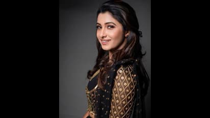 விதவிதமான போஸ்... அழகால் ரசிகர்களை மிரளவைத்த பிரியா பவானி ஷங்கர்...! லேட்டஸ்ட் போட்டோ கிளிக்ஸ்..!