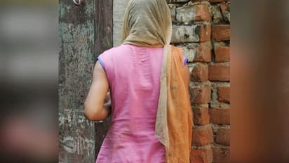 नहीं देखी होगी ऐसी कलयुगी मां, अपनी बेटी का बार बार करा रही थी रेप, पति को बेहोश कर देती थी अंजाम