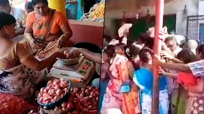 10 ரூபாய்க்கு 1 கிலோ வெங்காயம்..! போட்டிபோட்டு விற்கும் வியாபாரிகள்..! முட்டிமோதி குவியும் பொதுமக்கள்..!