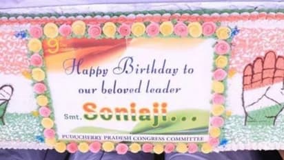 अनोखे अंदाज में मना सोनिया गांधी का जन्मदिन, इस सीएम ने कार्यकर्ताओं को बांटा प्याज