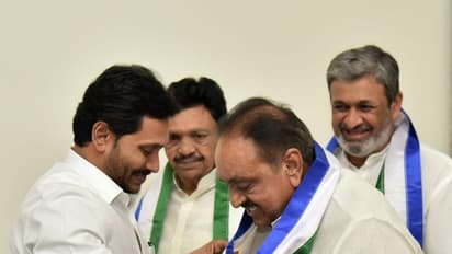 ఉత్కంఠకు తెర... వైసిపి తీర్థం పుచ్చుకున్న గోకరాజు కుటుంబం