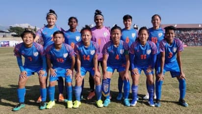 সাউথ এশিয়ান গেমসে সোনা জয়ের হ্যাটট্রিক ভারতীয় মহিলা ফুটবল দলের