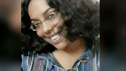 ধর্ষক হতে চান মন্দাক্রান্তা, বিতর্কে জড়িয়ে চাইতে হল ক্ষমা