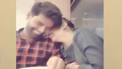 ప్రేమించినవాడి చేతిలో మోసపోయిన యువతి...ప్రియుడి ఇంటిముందు ధర్నా