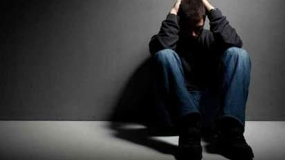 പാലത്തില്‍ നിന്ന് ചാടാനുള്ള ശ്രമത്തില്‍ ഗൃഹനാഥന്‍; രക്ഷകനായി കെഎസ്ഇബി ഉദ്യോഗസ്ഥന്‍