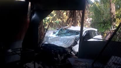 നിയന്ത്രണംതെറ്റി ഇടിച്ചുകയറിയ വാഹനം ഒരാഴ്ച പിന്നിട്ടിട്ടും എടുത്തുമാറ്റിയില്ല