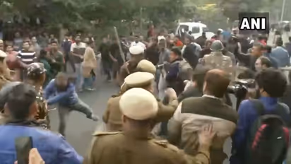 ಪ್ರತಿಭಟನೆ ವೇಳೆ ಶಾಮಿಯಾನಕ್ಕೆ ಬೆಂಕಿ: ಲಘು ಲಾಠಿ ಪ್ರಹಾರ