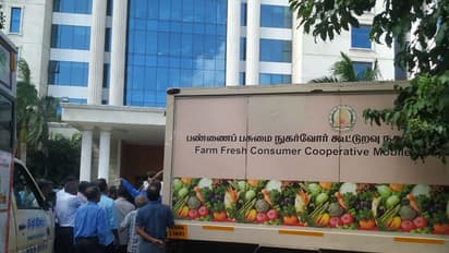 தலைமை செயலகத்தில் வெங்காய விற்பனை அமோகம்..! முண்டியடித்து வாங்கிய அரசு ஊழியர்கள்..!