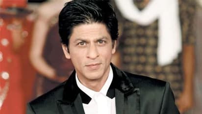 "டெல்லிக்கே ராஜான்னாலும், பொண்டாட்டிக்கு புருஷன் தான்பா"... கவுரிக்காக ஷாரூக்கான் செய்த காரியம்...தீயாய் பரவும் புகைப்படங்கள்!