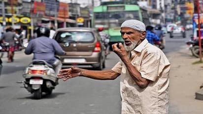 போக்குவரத்தை சீர்செய்யும் 'தனி ஒருவன்'..! தள்ளாத வயதிலும் ஆச்சரியப்படுத்தும் சுல்தான் தாத்தா..!