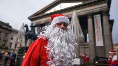 Christmas 2021: সান্তার উপহার পেতে ঝোলাতে হয় মোজা, জেনে নিন কেন সান্তা ক্লজ মোজার মধ্যে উপহার দেন
