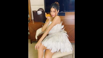 இறகால் உடையணிந்து இளசுகளை கிறங்கடிக்கும் ஜான்வி கபூர்... சோசியல் மீடியாவில் வைரலாகும் போட்டோஸ்...!