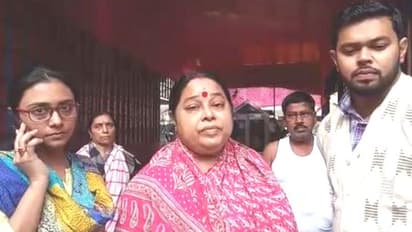 বাবার মৃতদেহ সৎকার না করে বিবাহ বন্ধনে পাত্র-পাত্রী