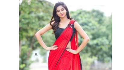 కుర్ర యాంకర్ గ్లామర్ షో.. రెడ్ శారీలో హాట్ నెస్ అదుర్స్