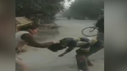 విద్యార్థినికి లైంగిక వేధింపులు... ఆటో డ్రైవర్ ని చితకబాదిన తల్లి