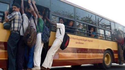 படியில் பயணம் நொடியில் மரணம்... பேருந்து சக்கரத்தில் சிக்கி துடிதுடித்து உயிரிழந்த 7-ம் வகுப்பு மாணவன்..!